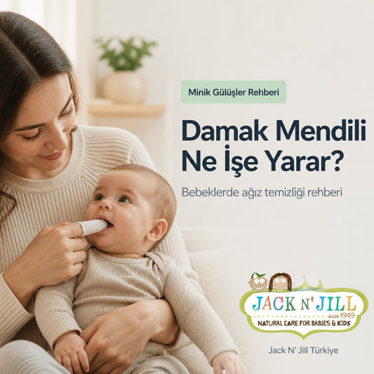 Anne tarafından damak mendili ile bebek ağız temizliği yapılmasını gösteren yaşam tarzı görseli